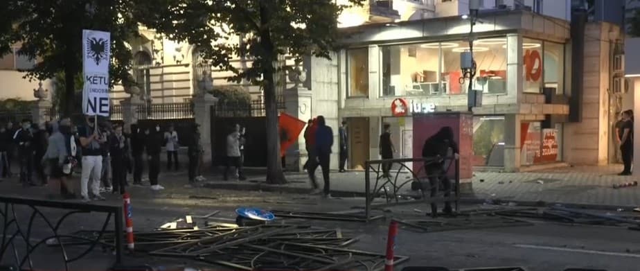 Protesta del jashtë kontrollit, nis sulmi edhe ndaj bizneseve private te “Rruga e Durrësit”! Persona me maska shkatërrojnë disa prej tyre (FOTO)