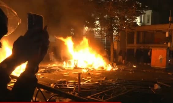 VIDEO/ Protestuesit shkatërrojnë gjithçka në biznese, i vënë zjarrin materialeve në rrugë! Tirana 5 orë në kaos, Policia në gatishmëri (FOTO)