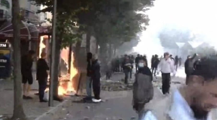 Protesta para Ministrisë së Arsimit, digjen kosha plastikë dhe policia përdor gaz lotsjellës
