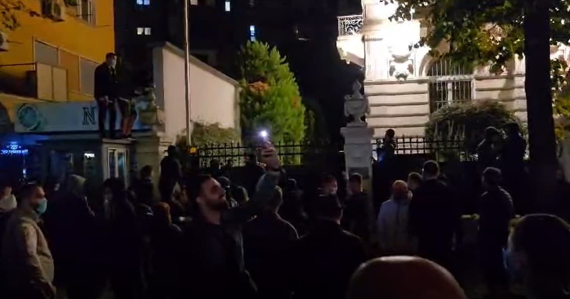 VIDEO/ Dhuna e protestuesve nuk kursen as përfaqësinë e Vatikanit në Tiranë! Ja pamjet kur ngjiten në kangjella dhe sulmojnë