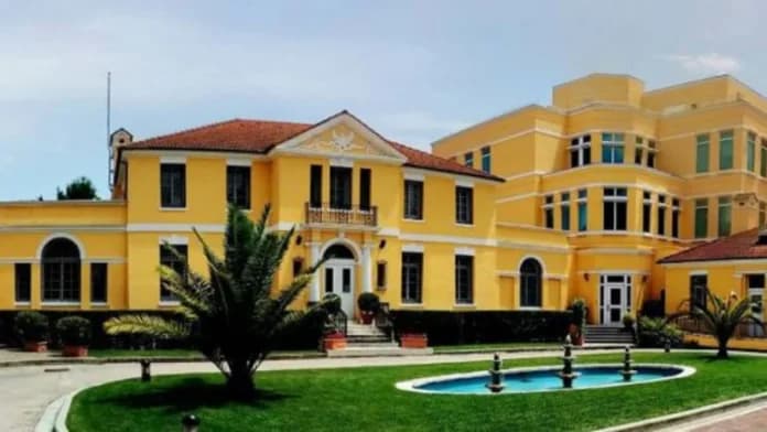 “Qëndroni vigjilentë”- Protesta në Tiranë, ambasada e SHBA-ve paralajmëron shtetasit e vet: Është e dhunshme, mund të zgjerohet në ndërtesat qeveritare