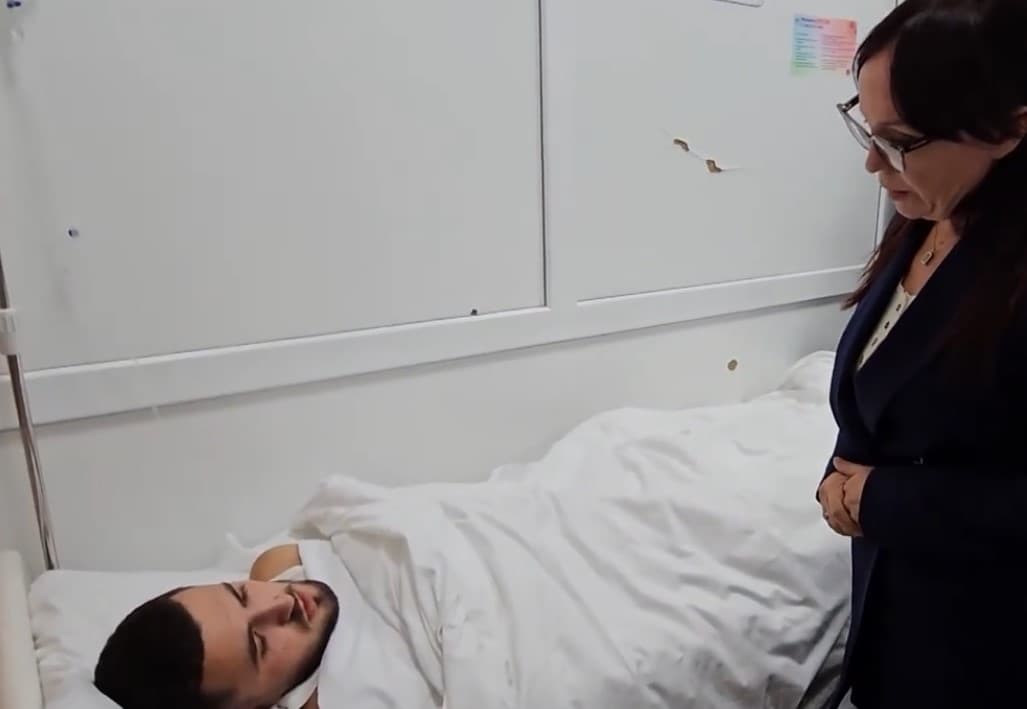 Ministrja Spahiu viziton pacientët te Trauma, 19-vjeçari me këmbën e thyer: Isha duke kaluar, s’kam lidhje me protestën (VIDEO)
