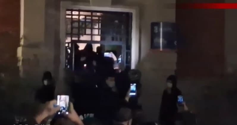VIDEO/ Protestuesit mësyjnë në Bashkinë e Tiranës, shqyejnë derën, shkatërrojnë dhe ndezin zjarr! Policia arreston disa prej tyre (FOTO)