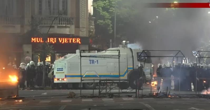VIDEO/ Mbi shtatë orë protestë dhe kaos, shkatërrim, kosha në flakë dhe semaforë të shkatërruar! Policia zgjeron perimetrin e sigurisë