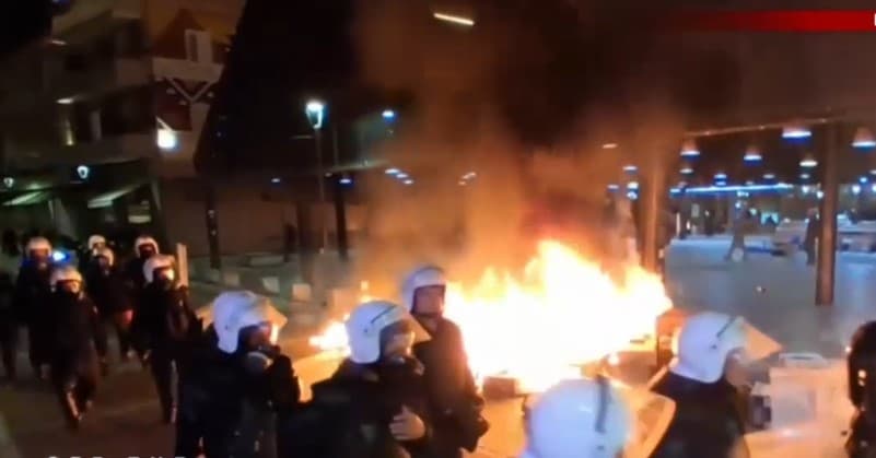 VIDEO/ Përshkallëzohet situata, protestuesit zhvendosen te “Pazari i ri” dhe i vënë flakën koshave e tezgave pranë tregut! Banorët hedhin ujë nga ballkonet