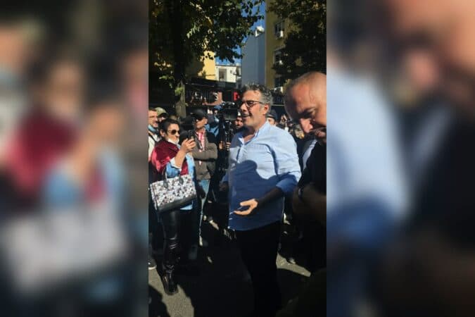 Protestuesit përzënë Edi Palokën dhe e lagin me ujë: Rama në burg, Berisha në burg!