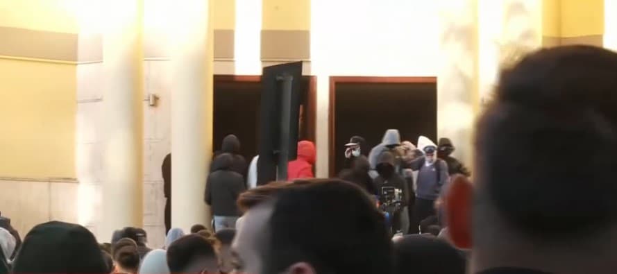 Pas Ministrisë së Arsimit, protestuesit shpërthejnë dhe shkatërrojnë Ministrinë e Financave! Policia ndërhyn me gaz lotsjellës