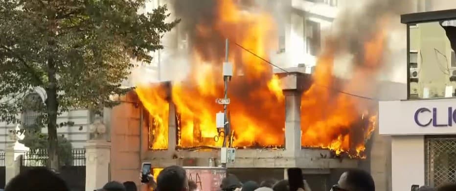 FOTO/ Nga protesta te sulmi ndaj bizneseve, persona të maskuar godasin bankën e nivelit të dytë dhe i vënë zjarrin! Rrezikohen edhe godinat e tjera pranë