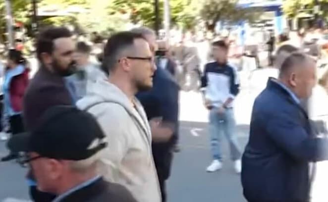U përzu nga protestuesit, Belind Këlliçi revoltohet: Ata janë të paguar!