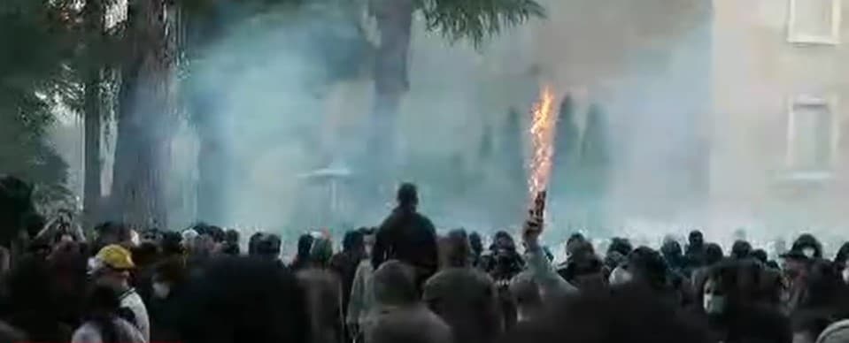 Protestuesit i vënë zjarrin edhe pemës dekorative para Kryeministrisë nën thirrjet “Digje, digje…!” Tentohet edhe Kryesia e Kuvendit, shoqërohen disa persona (FOTO)