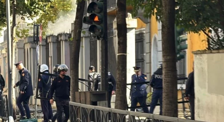 Ministrisë së Arsimit iu vu zjarri, kryepolici Hita zbret në terren pas përshkallëzimit dhe tensioneve në protestë!