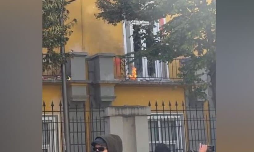 Protesta përshkallëzohet edhe në vandalizma, nën thirrjet “digje, digje” i vihet zjarri Ministrisë së Arsimit! Të rinjtë hipin mbi muret e godinës, shikoni pamjet (VIDEO)