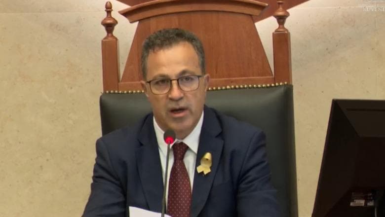 Dhuna në protestë, reagon edhe kryeparlamentari Peleshi: Vandalizmi nuk ka lidhje me studentët, shkatërrimi s’i shërben asnjë kauze!