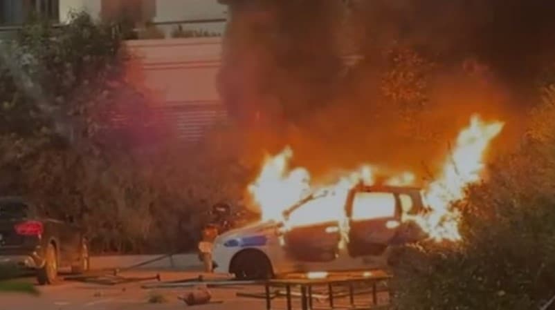 Protestuesit i vënë flakën makinës së Policisë dhe tentojnë të djegin Komisariatin nr. 2