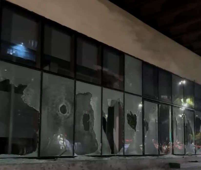 VIDEO/ Dhuna në protestë, ministri Gogu: Sonte u thyen xhamat e Ministrisë së Drejtësisë dhe u dogj zyra e ndihmës juridike falas