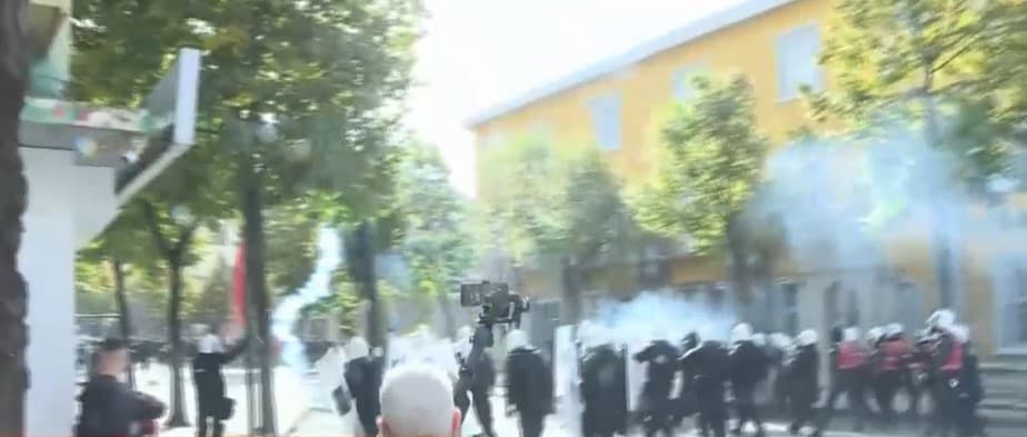 Protestuesit sulmojnë me gurë Ministrinë e Arsimit dhe efektivët, Policia i shpërndan me gaz lotsjellës, nisin dhe shoqërimet!