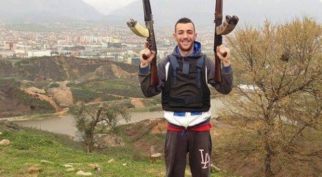 Arkimed Lushaj u jep ‘leksione’ gjimnazistëve me bomba molotov e balklava, postimi i “Stresit”: Vetëm me këto i sprapsni policët
