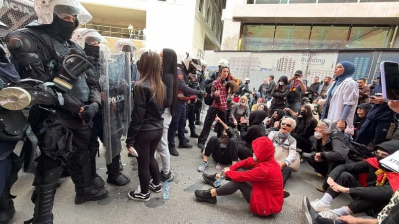 Tensione edhe te Ministria e Inftrastrukturës, protestuesit thyejnë xhamat e institucionit!