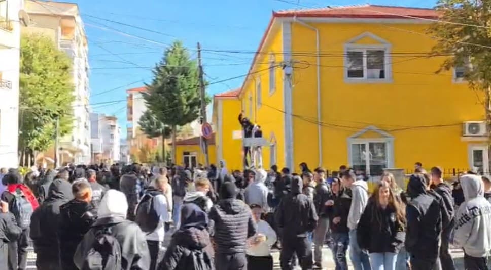 Protesta në Korçë, gjimnazistët thyejnë me gurë xhamat e shkollës dhe dëmtojnë dyert! Sulmohet edhe Drejtoria Arsimore Korçë