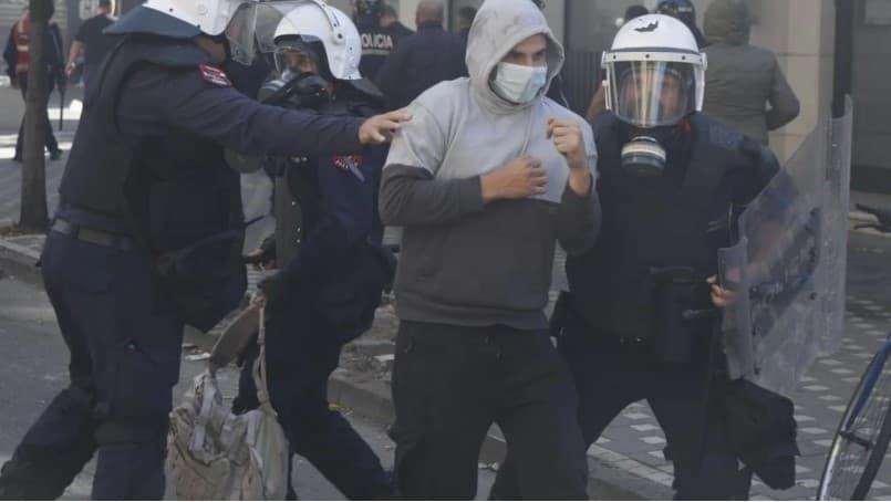Protesta në Tiranë, mbi 80 persona të shoqëruar nga Policia pas kaosit, dhunës dhe shkatërrimeve!