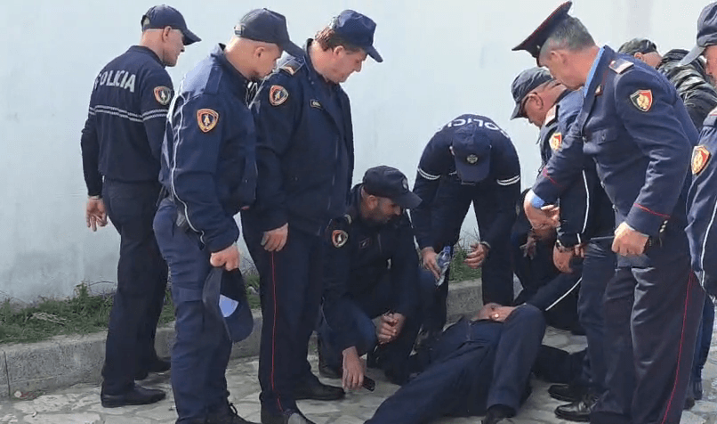 Përplasje mes policisë dhe protestuesve para Komisariatit në Shkodër, plagoset shefi i forcave të rendit