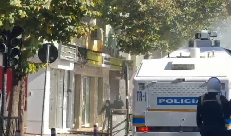 Thyerja dhe djegia e filialeve në Tiranë gjatë protestës së dhunshme, reagon Shoqata e Bankave: Dënojmë dhunën dhe dëmtimet ndaj degëve!