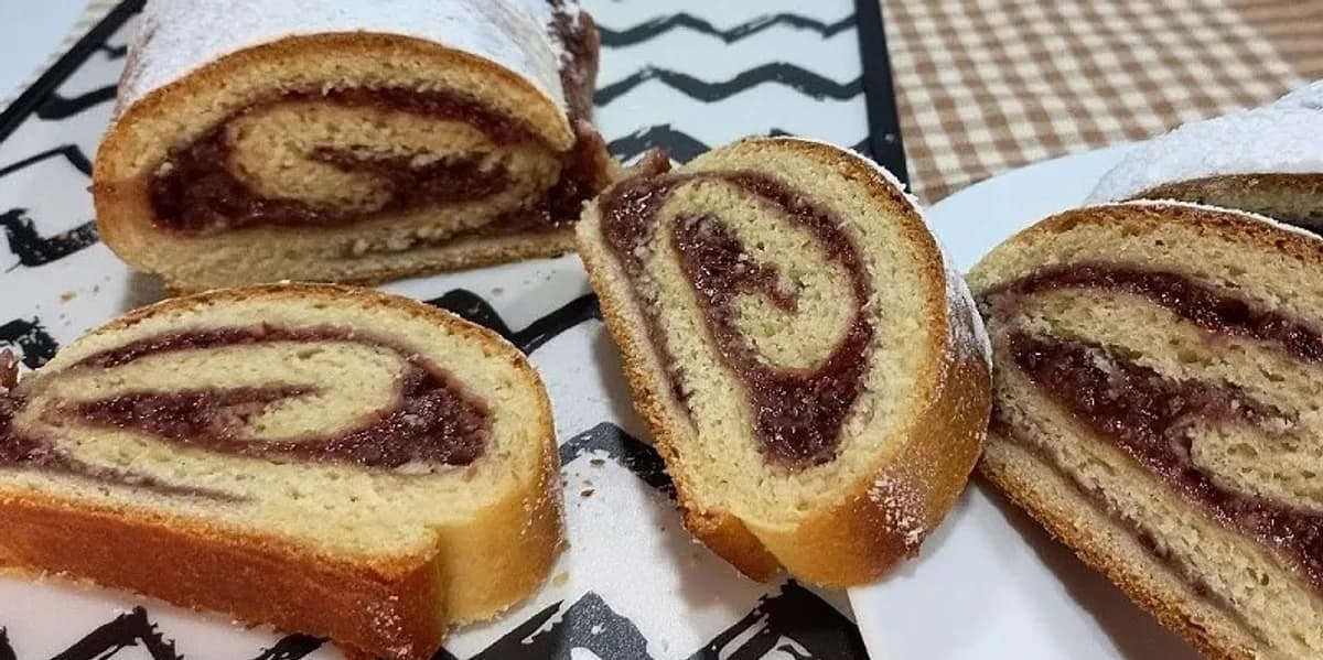 Strudel me arra dhe reçel kumbulle, ëmbëlsira që sjell aromën e shtëpisë