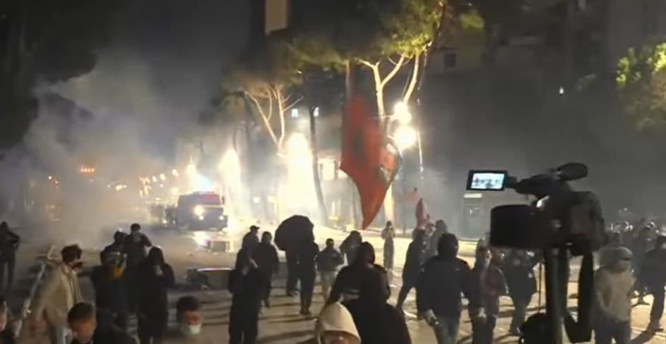 Tensione në bulevard, protestuesit sulmojnë me gurë edhe makinat e mediave!