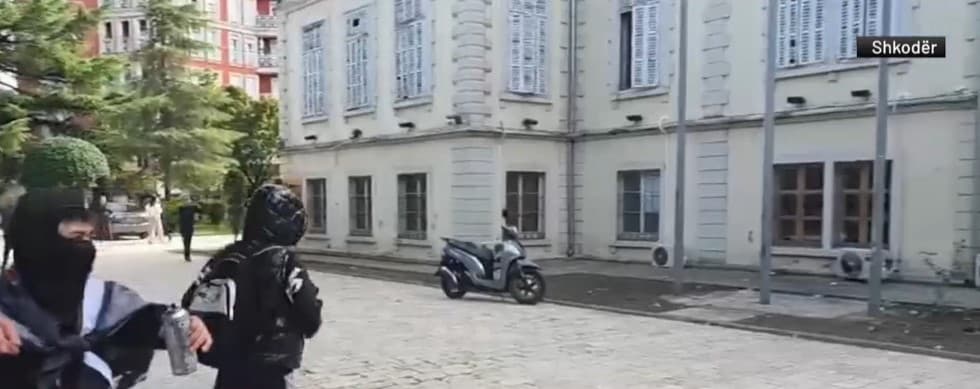 Protesta në Shkodër, gjimnazistët sulmojnë me gurë Bashkinë dhe shkaktojnë dëme! Policia shoqëron disa prej tyre
