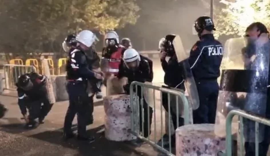 Dhuna në protestë, përfundojnë të lënduar te Trauma 2 efektivë policie dhe 4 të rinj! Paraqiten në gjendje të mirë shëndetësore