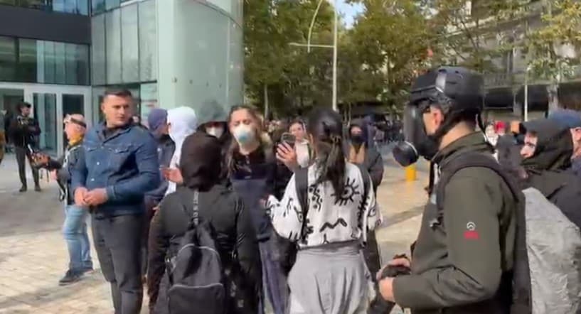 “Keni marrë lekë…!”- Protestuesit zihen me njëri-tjetrin në sy të Policisë: Jam vetëm, s’jam me grupimin tuaj!