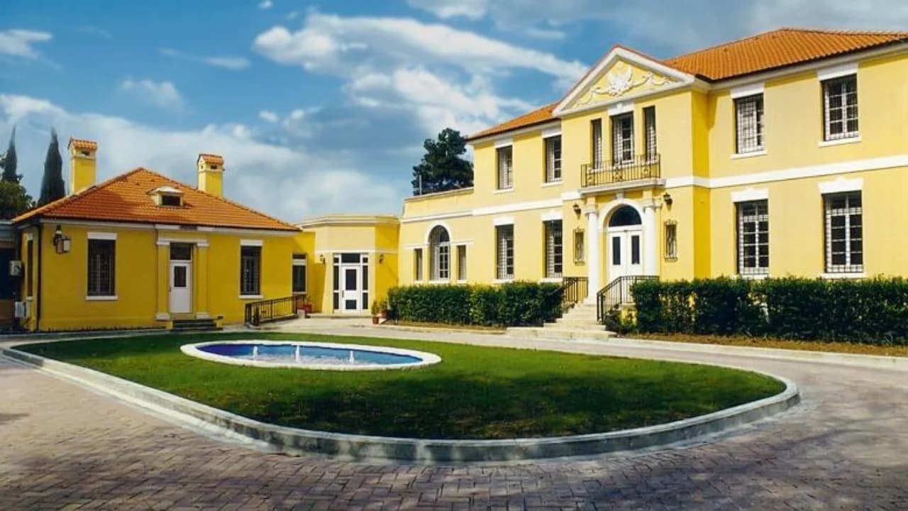 Dhunë, bllokime rrugësh dhe ndërprerje shërbimesh, Ambasada e SHBA: Tregoni kujdes për sigurinë personale