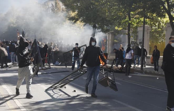 Dhuna në protestën e djeshme, Policia e Shtetit bën bilancin: 55 persona të arrestuar dhe 98 të proceduar penalisht!