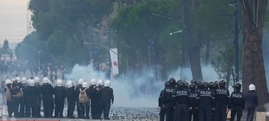 Dhuna në protestë, 16 të arrestuarit e parë dalin nesër para Gjykatës për verifikimin e masës së sigurisë!