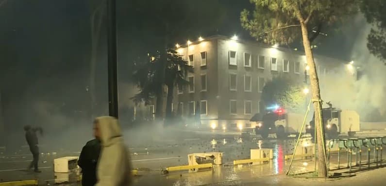 Protestuesit nuk e ndalin dhunën, sulmojnë gurë drejt Policisë, FNSH përdor gaz lotsjellës!