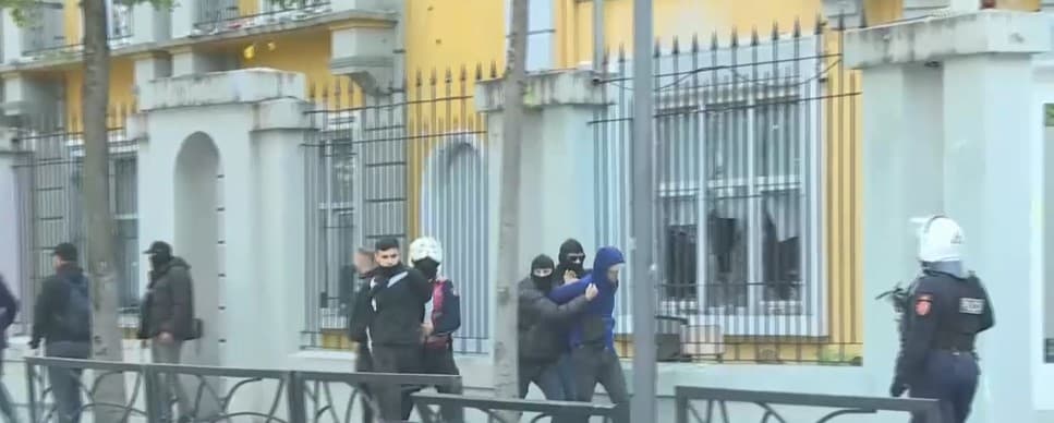 Protestuesit tentojnë të përshkallëzojnë sulmin, Policia i shpërndan me gaz dhe ujë, shumë persona të shoqëruar! (FOTO)