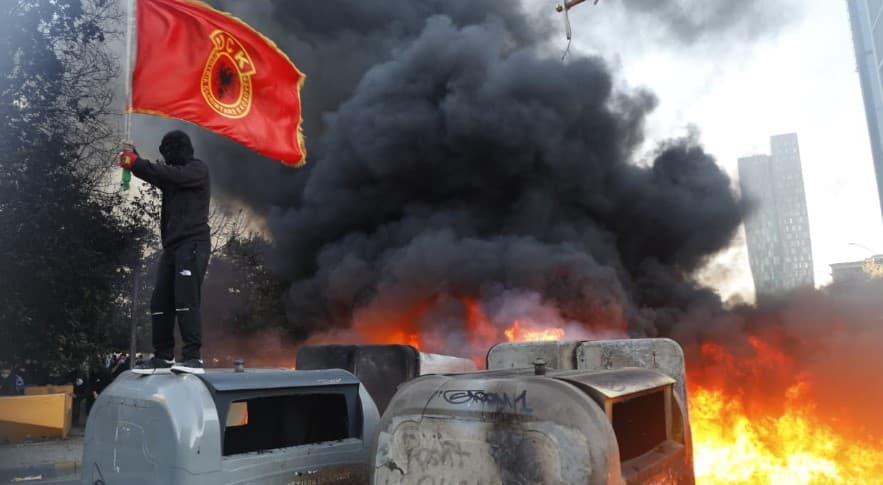 Veteranët e luftës në Kosovë reagojnë: Vandalët të mos përdorin flamurin e UÇK-së!
