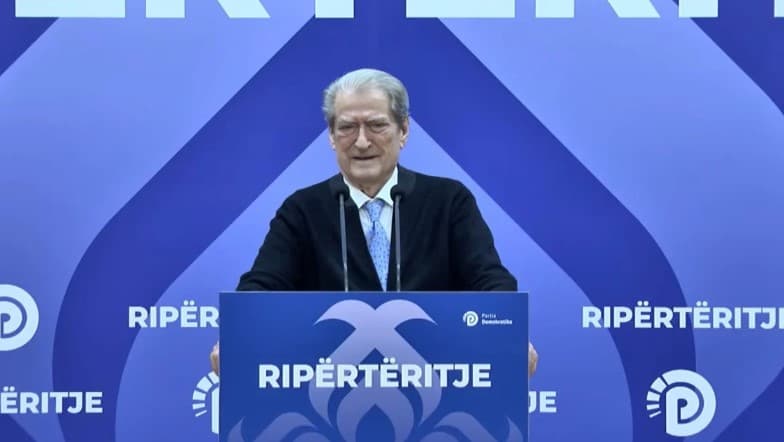 “Kjo barbari nuk ka ndodhur as në vitet ‘90”- Berisha drejton protestën nga selia, thirrje për nesër: Të solidarizohemi me studentët
