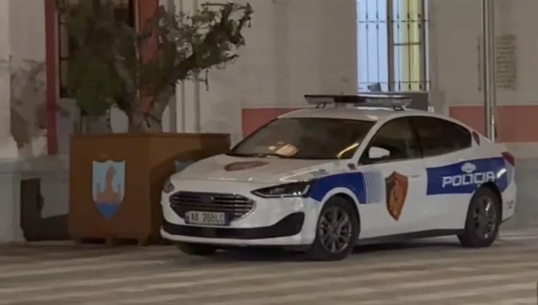 Policia shton masat e sigurisë në Bashkinë e Vlorës, vendosen hekura në dyert kryesore dhe dritare!