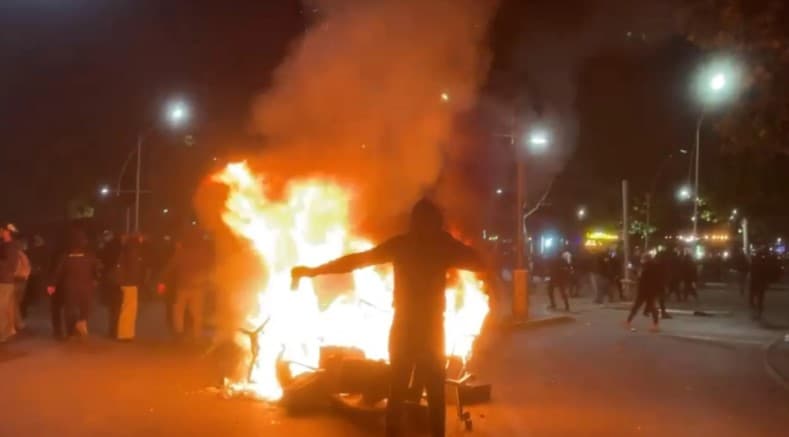 Protestuesit djegin koshat e mbeturinave dhe një kioskë te “9-katëshet”!