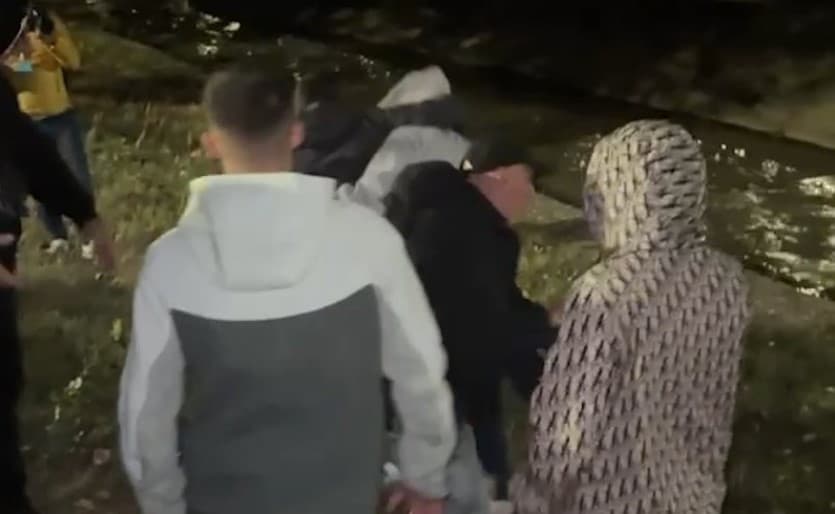 VIDEO/ Protestuesit hedhin në Lanë deputetin e PD, Klevis Balliu! Gazetari përpiqet ta shpëtojë