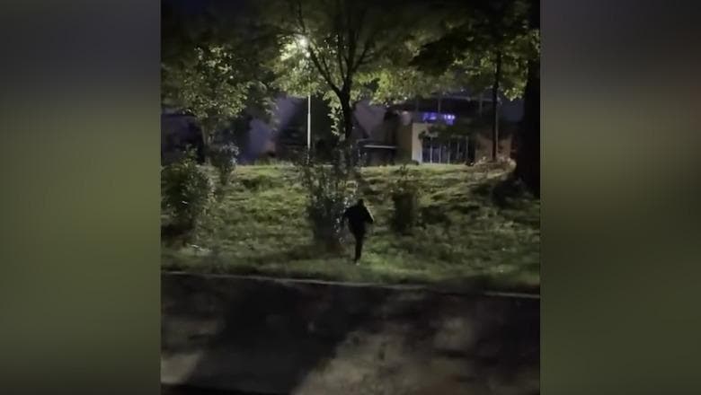 Balla publikon pamjet kur Klevis Balliu përpiqet t’i shpëtojë protestuesve: Pse vetëm Saliu e kalon oqeanin me not?