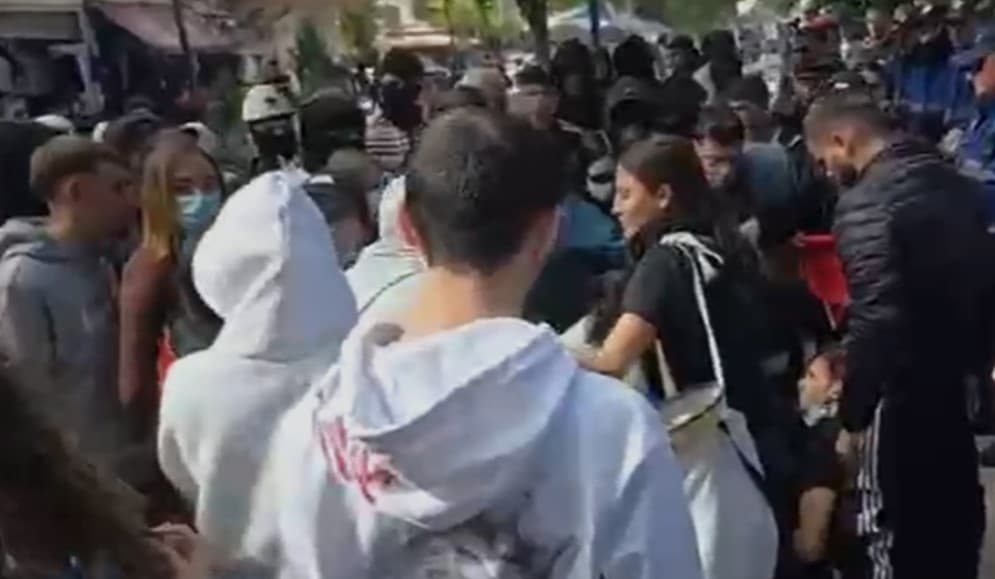 Sulmuan Policinë gjatë protestës së sotme në Vlorë, shoqërohen disa studentë