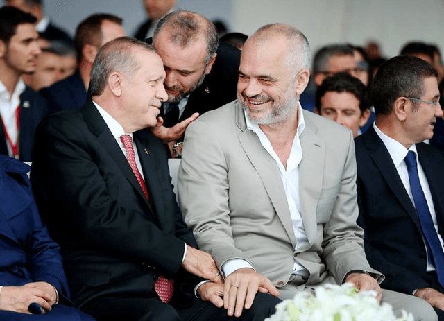 A po e kërkon edhe Erdogani fundin e Edi Ramës? Dhe ku u prishën arkadashat?
