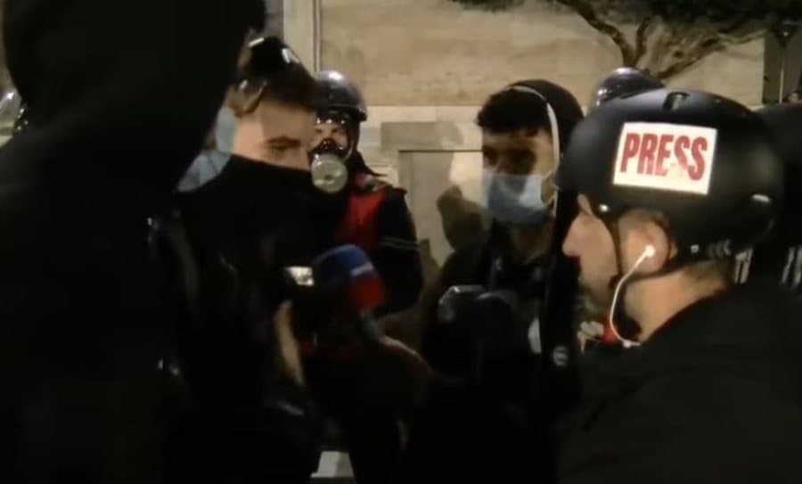 Momente qetësie në bulevardin përpara Kryeministrisë, protestuesi tregon marrëveshjen me efektivët!