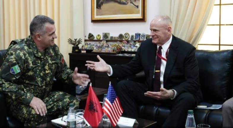 Shefi i Shtabit të Përgjithshëm të Forcave të Armatosura takon ambasadorin amerikan në Tiranë, ja detajet nga takimi