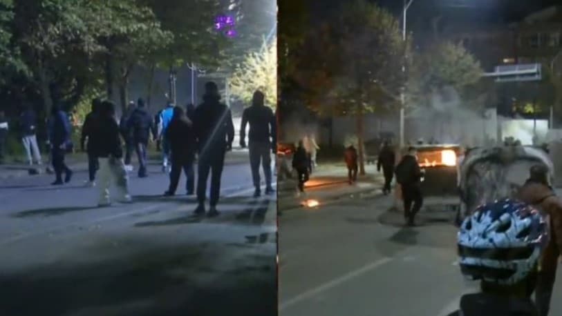Protestuesit largohen nga Kryeministria, u vënë flakën koshave të mbeturinave pranë “Sheshit Skënderbej”