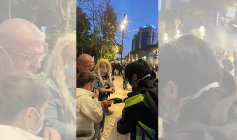 Protestuesit pajisen me ujë fiziologjik dhe alkool për t’u përballur me gazin lotsjellës