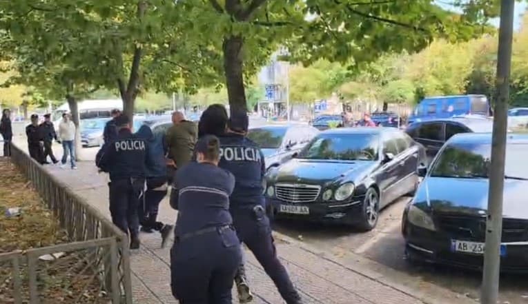 Protesta në Gjirokastër, policia shoqëron disa të rinj pas tensioneve