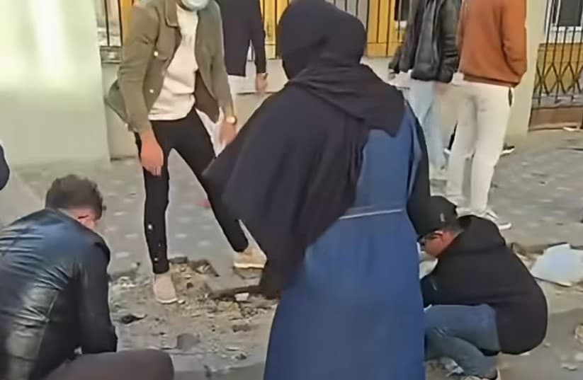 Gruaja me hixhab ndihmon protestuesit të shkulin pllakat, Balla publikon pamjet: Zemërimi s’e justifikon dhunën, asnjë kauzë s’e kthen shkatërrimin në drejtësi (VIDEO)
